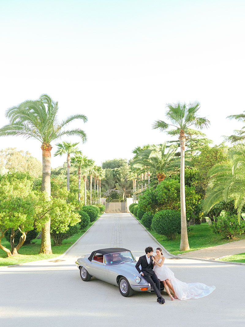 deux mariés sur une voiture de mariage